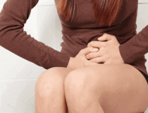 Bệnh trĩ có gây ra tình trạng đau lưng, đau bụng không?